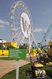 Stand Wacker Neuson Group mit Riesenrad an Stand FN.915 (©Foto: Marikka-Laila Maisel)